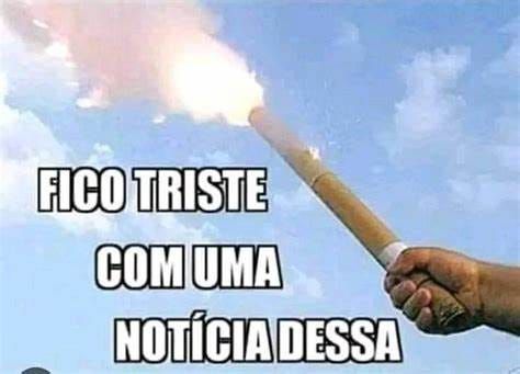 Uma mão segurando um lançador de fogos de artifício com a frase "fico triste com uma notícia dessa"
