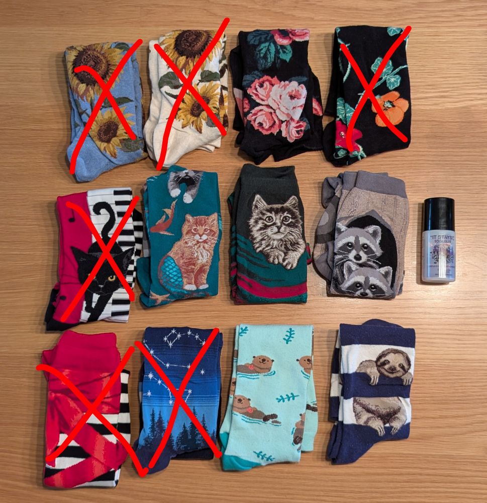 Diverse knestrømper brettet sammen. De som ikke er krysset over er et par svarte med rosa roser, et par grønne med purrmaids (kattekropp foran og fiskekropp bak), et par røde og grønne med katt, et par brune med vaskebjørner, et par turkise med otere med hjerter, samt et par blå- og hvitstripete med dovendyr. 