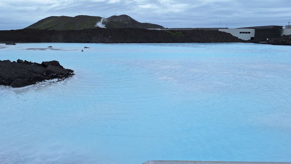 Blaue Lagune auf Island in schönem hellen blauen Wasser.