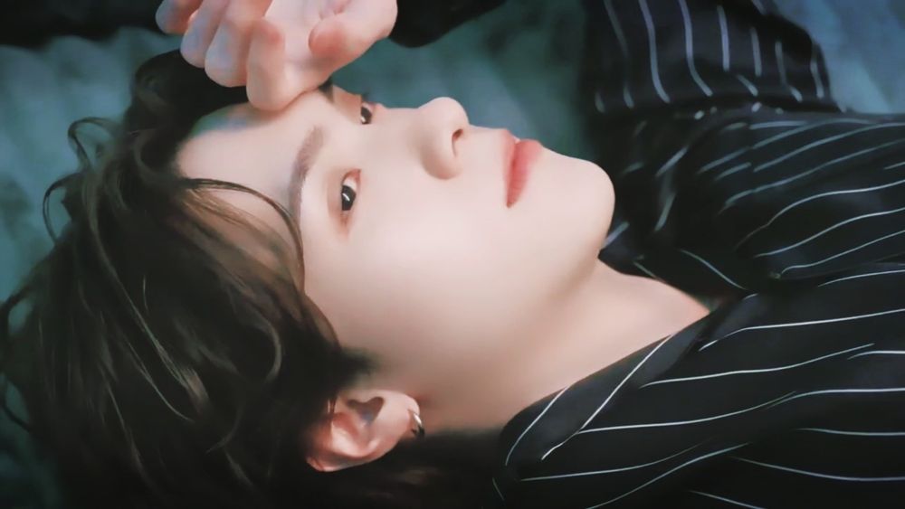 hendery wong laying down looking hot