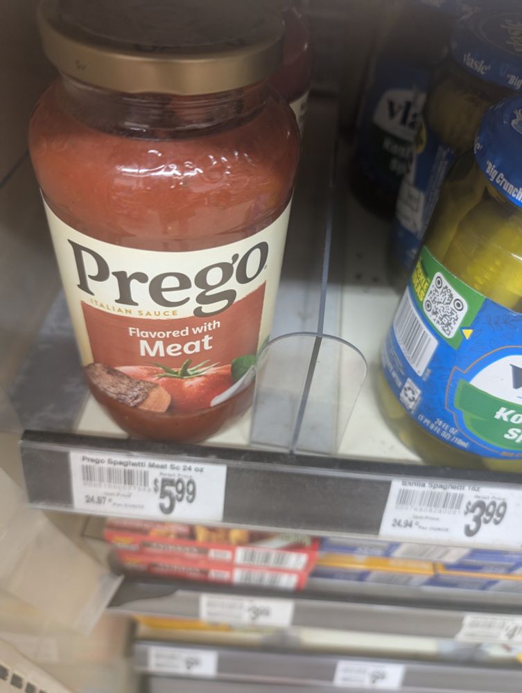 picture of a jar of Prego sauce flavored with meat on a 7/11 shelf