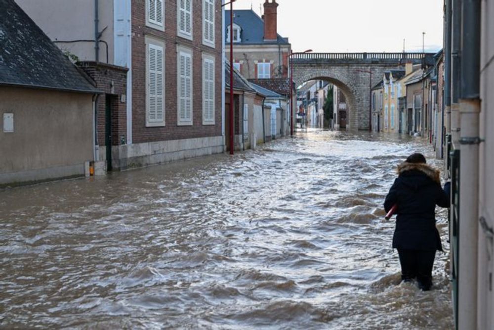 Tempête - Dépression Kirk : dernière minute, des évacuations dans le sud de l'Eure-et-Loir, un pic de crue attendu à 14 heures, des routes bloquées, le préfet à la rencontre des sinistrés