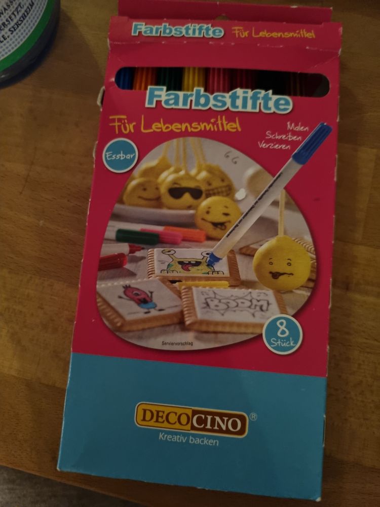Eine Packung mit 8 Lebensmittelfarbstiften von Decocino, um z.B. Oblaten zu bemalen.