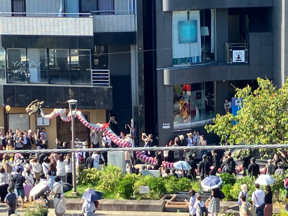 長崎県長崎市の秋祭り「長崎くんち」の龍踊り(じゃおどり)の光景