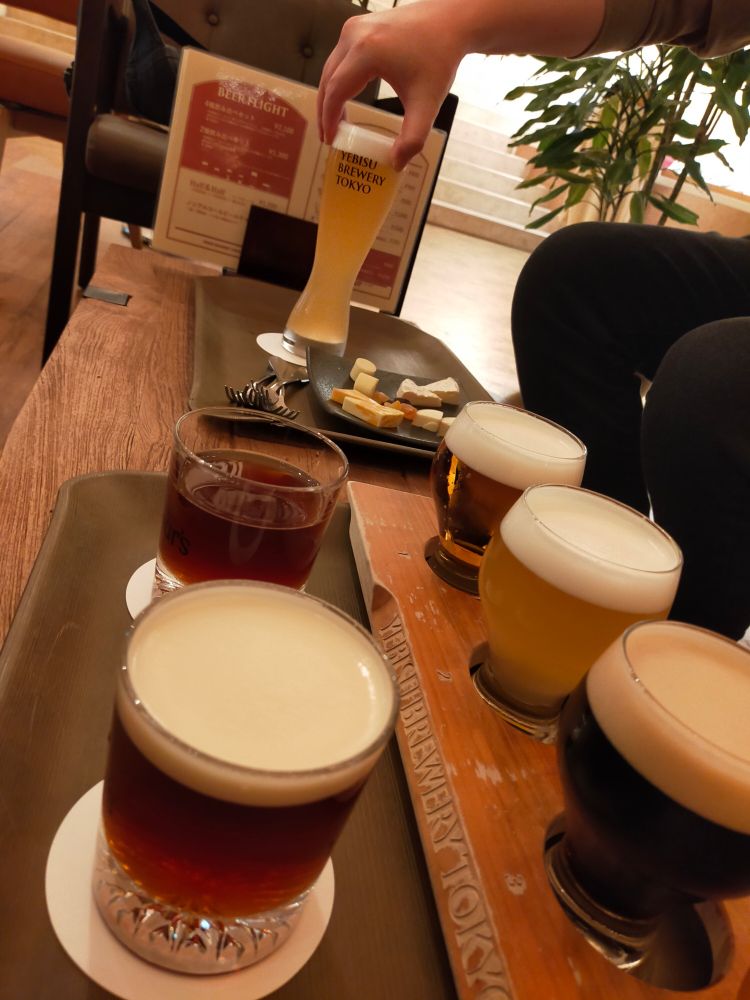 飲み比べのグラスたちが並んだ写真