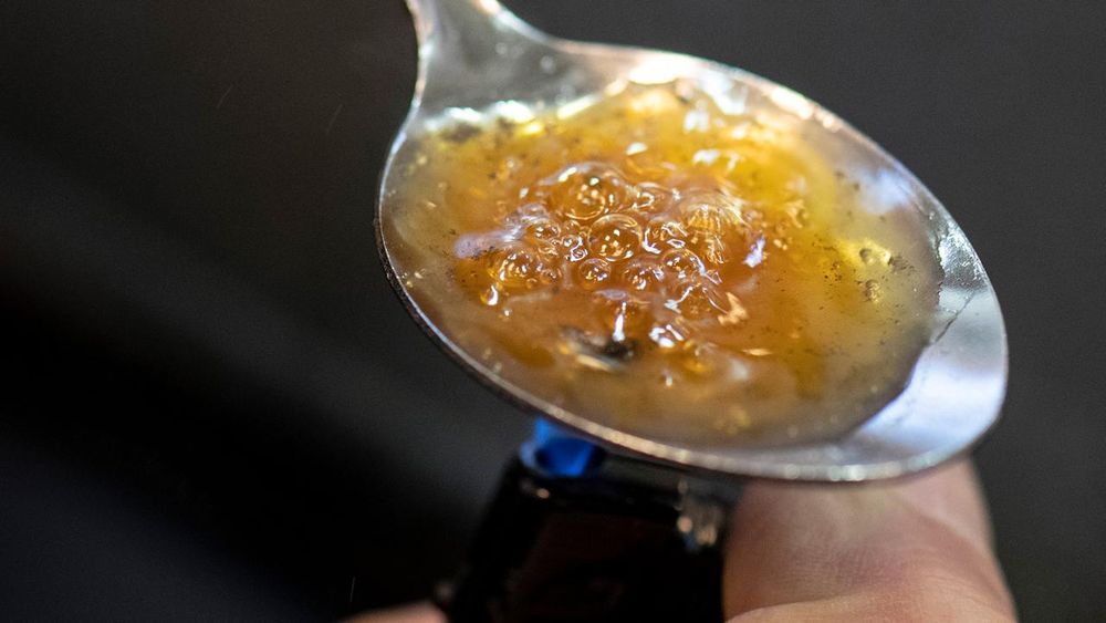 süppchen auf löffel erhitzt