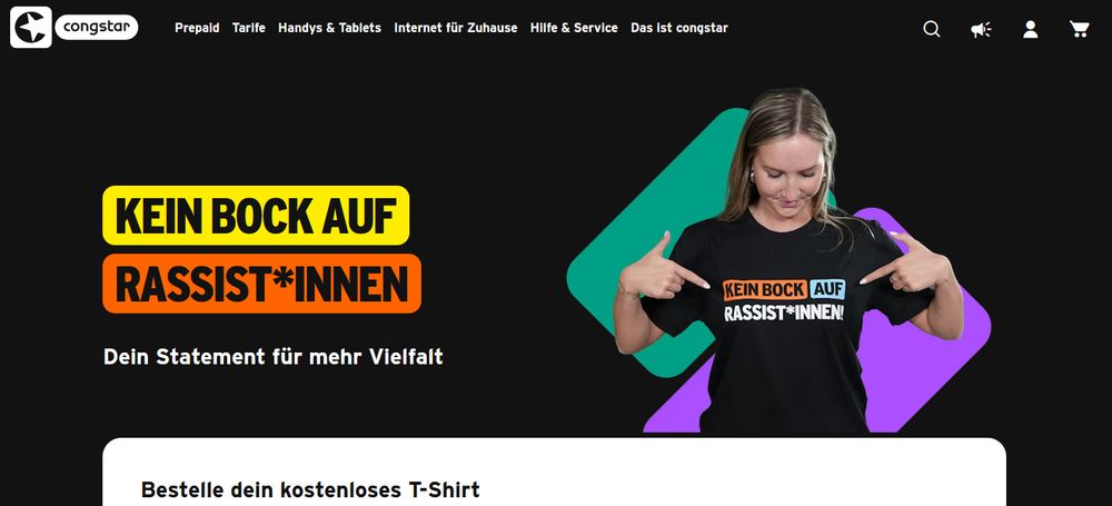 Die Shopseite vom Anbieter Congstar. Eine Frau trägt ein Tshirt mit der Aufschrift "Kein Bock auf Rassist*innen". Man kann es bei denen kostenlos bestellen.