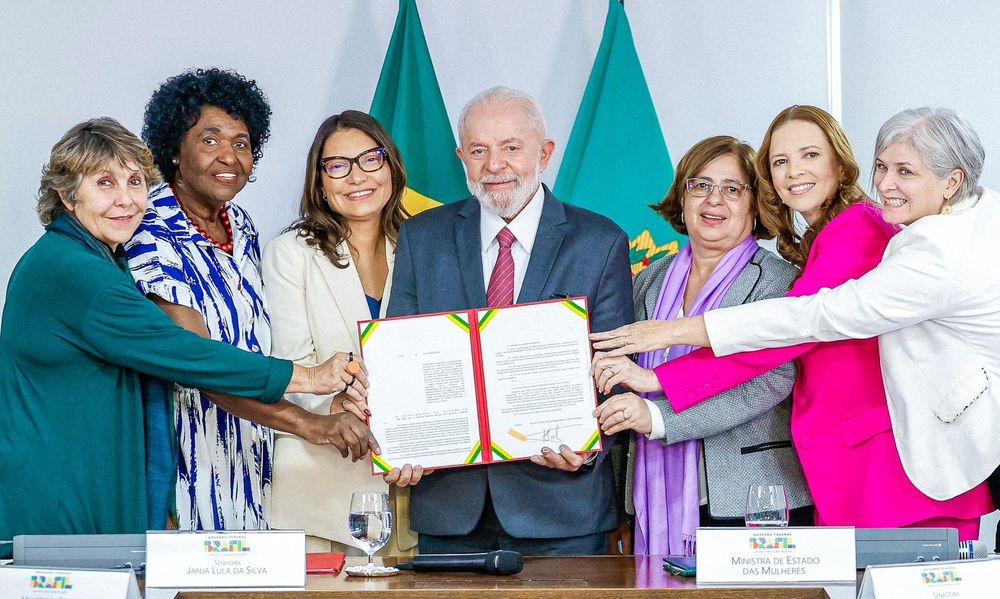 Presidente Lula ao lado da primeira-dama Janja, as deputadas federais Benedita da Silva e Érika Kokay, a senadora Janaina Farias, a ministra Cida Gonçalves e a Secretária Nacional de Enfrentamento à Violência contra as Mulheres do Ministério das Mulheres, Denise Dau.