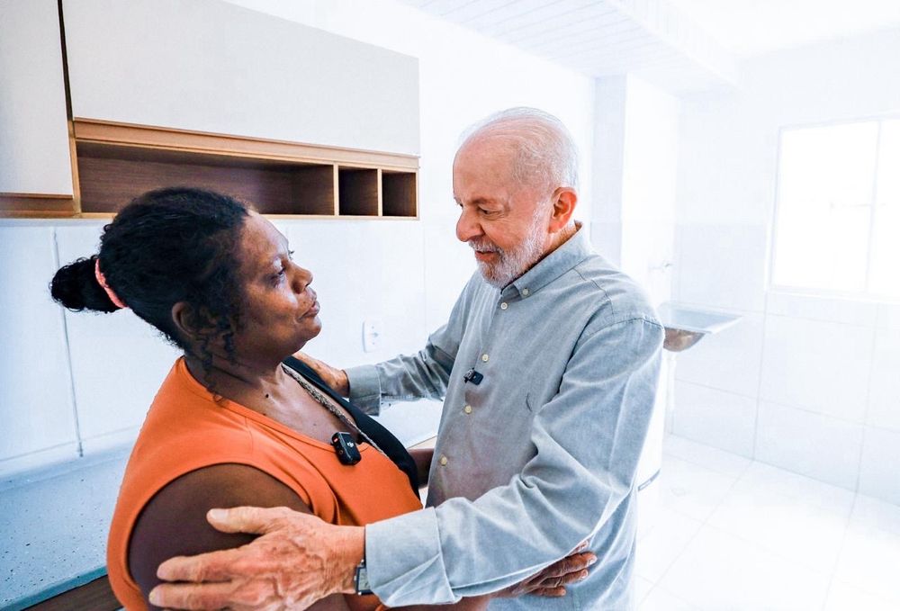 Presidente Lula conversando com Rosely dos Santos, moradora do Minha Casa Minha Vida de Maceió.