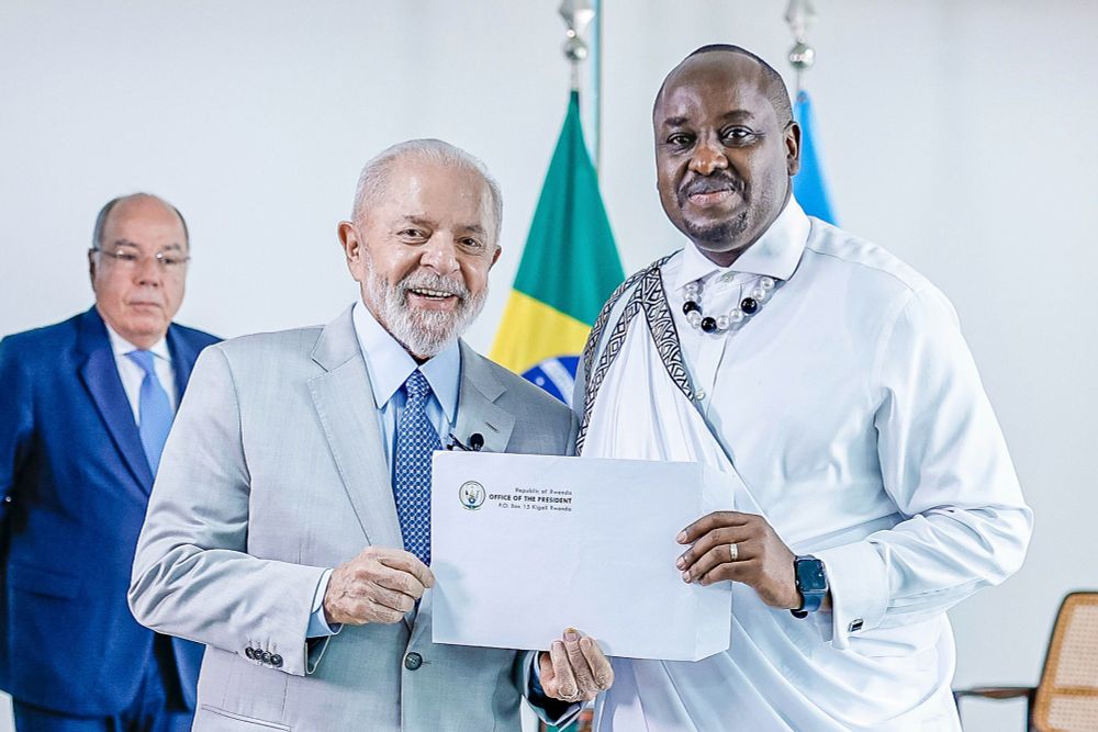 O presidente Lula ao lado do embaixador de Ruanda, Lawrence Manzi. Os dois seguram cartas credenciais.