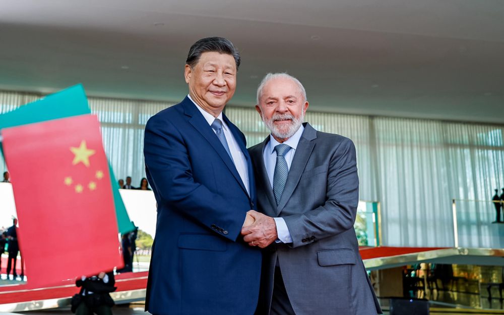 Na foto, o presidente Lula está de mãos dadas com o presidente da China, Xi Jinping. Os dois se cumprimentam dentro do Palácio da Alvorada.
