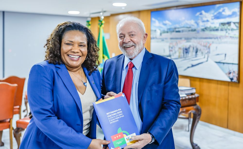 Na foto, o presidente Lula está ao lado da ministra Margareth Menezes. Os dois seguram um documento sobre às políticas públicas de cultura do governo.