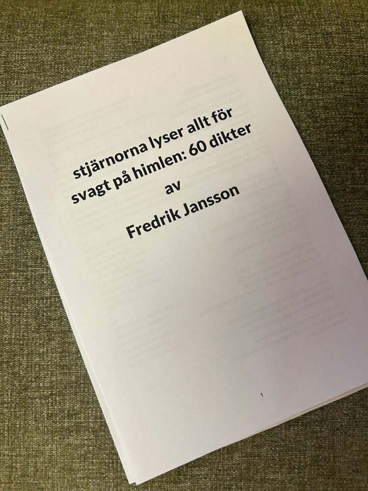 Bild på manusframsida. Det står: stjärnorna lyser allt för svagt på himlen: 60 dikter av Fredrik Jansson 