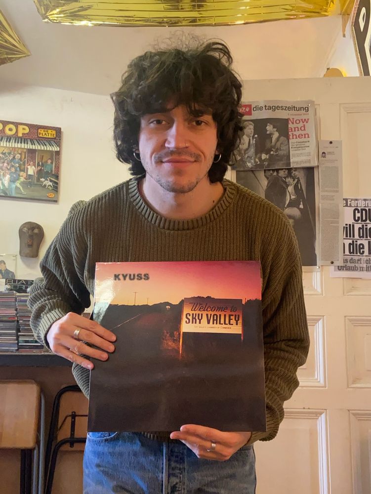 Today’s record is Welcome to Sky Valley by American band Kyuss from Palm Desert, California. 
Released in 1994, it’s their third album. 
Kyuss is considered a pioneer in stoner and desert rock. Partly composed of Nick Oliveri or Josh Homme, Kyuss led the path to other bands such as Queens of the Stone Age, Eagles of Death Metal or Fu Manchu.
Josh Homme’s guitar tone, in drop tuning out of a bass amp is easily recognisable and give a special colour to the band sound. My favourite track must be « Asteroid », I simply love the main riff. There is also « Space Cadet », a mesmerising acoustic track. #vinyl #vinylcollection #vinylcollector #vinylcommunity #vinylrecords #records #berlinrecords #berlinvinyl #recordshop #recordstore #recordshopberlin #recordstoreberlin #instavinyl #instamusic #welovemusic #pierrelepop #berlin