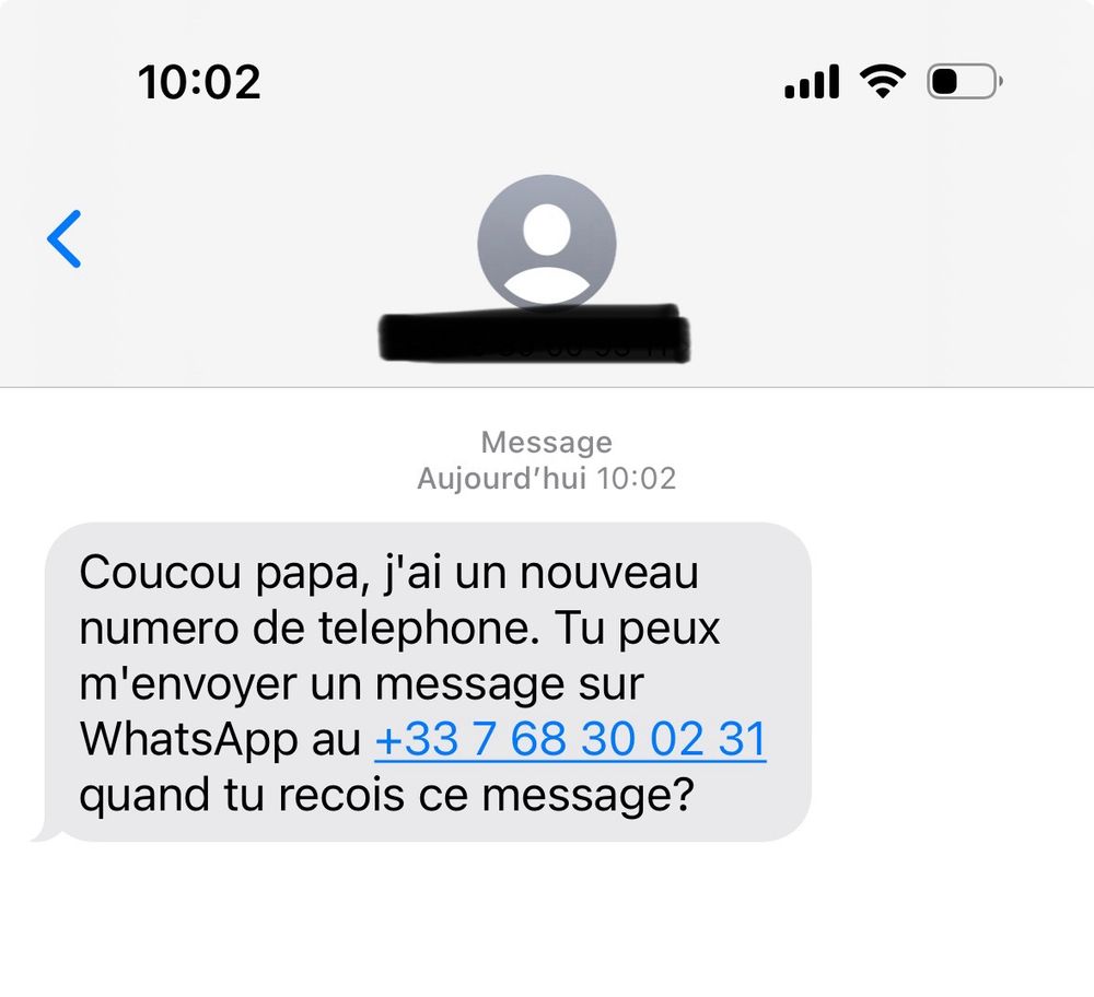 Image d’un sms frauduleux. Ici l’expéditeur se fait passer pour un enfant qui a changé de numéro de téléphone et invite son père à le contacter via un autre numéro sur whatsapp. Il s’agit en réalité d’une tentative d’escroquerie