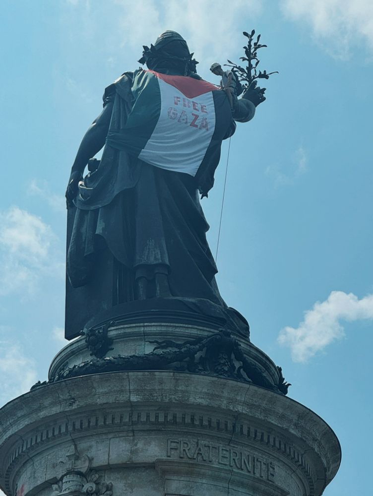 Statue de la République avec un drapeau palestinien et le slogan "Free Gaza"