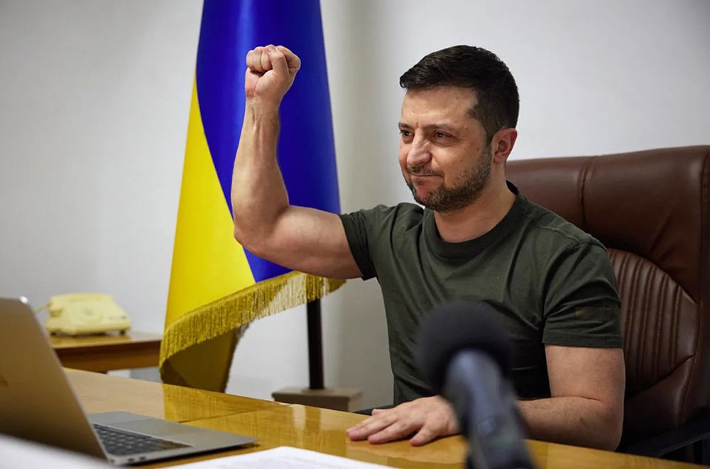 Slava Ukraini! I stand with Ukraine and President Zelenskyy! 💙💛🇺🇦🌻🇺🇦💙💛

Photo of President Zelenskyy at his desk raising his arm and making a resistance fist! 