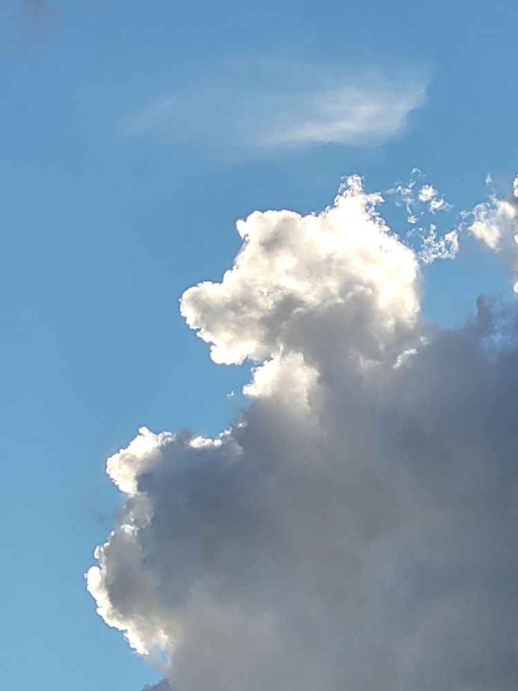 Wolken am blauen Himmel