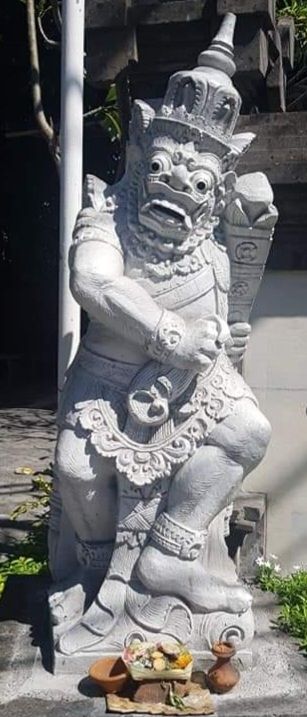 Einer der vielen Götter aus dem hinduistischen Glauben, dem man hier täglich Opfergaben darbringt.