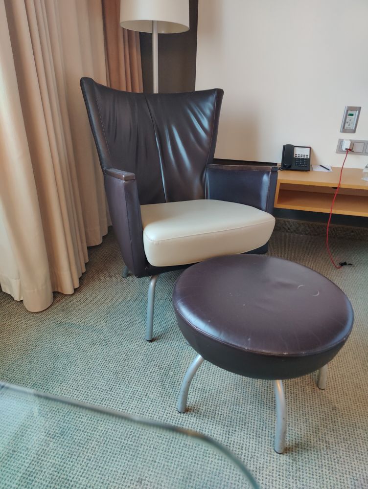 En läderfåtölj med fotpall. 