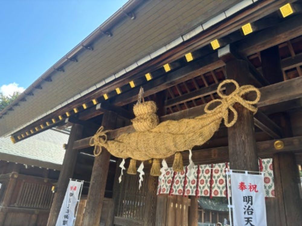 『光に包まれる神社でのひととき』