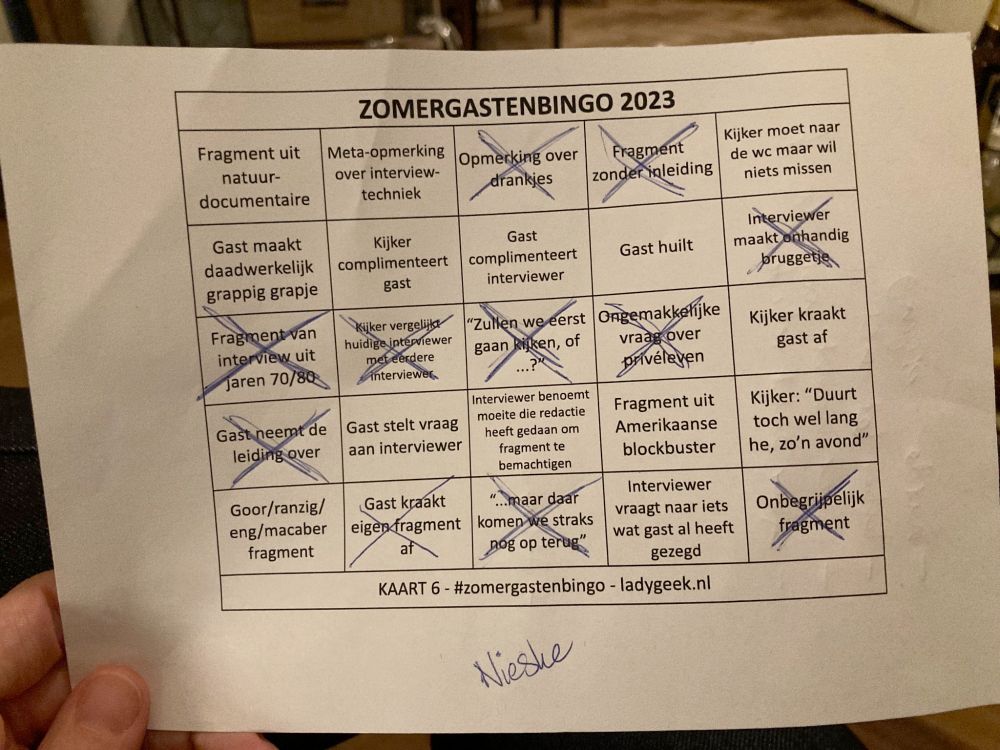 Foto van een bingokaart met clichés over zomergasten, zoals "fragment zonder inleiding" en "interviewer maakt onhandig bruggetje". Elf van de vijfentwintig hokjes op de bingokaart zijn afgekruist, maar er is geen enkele complete rij, kolom of diagonaal.