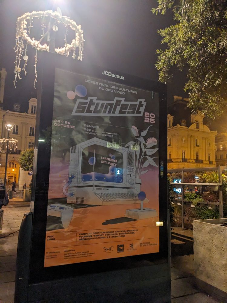 Affiche du festival Stunfest sur un panneau publicitaire en ville.