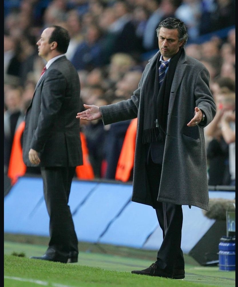 José Mourinho com o mesmo casaco chiquíssimo ao lado de Rafa Benítez na beira do gramado