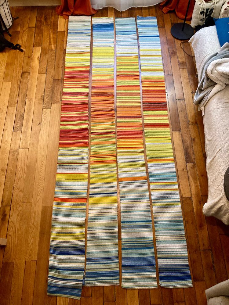 4 écharpes du temps crochetées depuis 2021. Pour chaque jour, 2 rangs : le premier pour la température et le deuxième pour l’état du ciel.