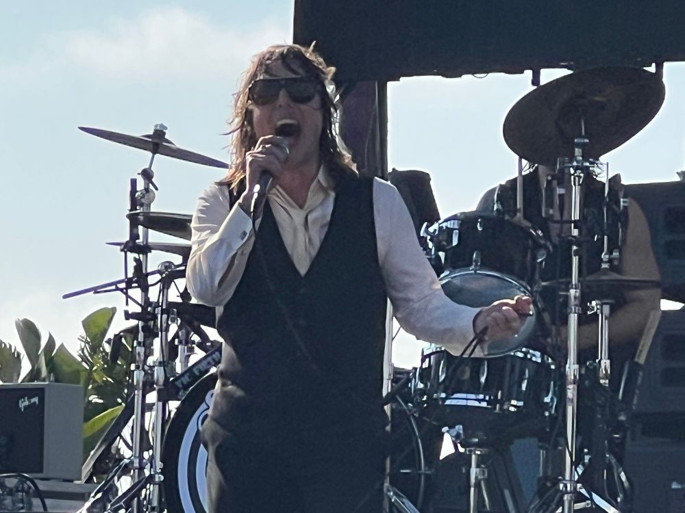 Luke Spiller of The Struts sings at Beachlife Festival 