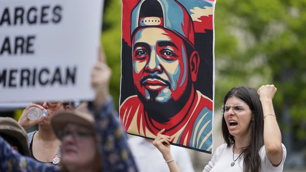 Judge again delays Abrego Garcia’s release from Tennessee jail over deportation concerns