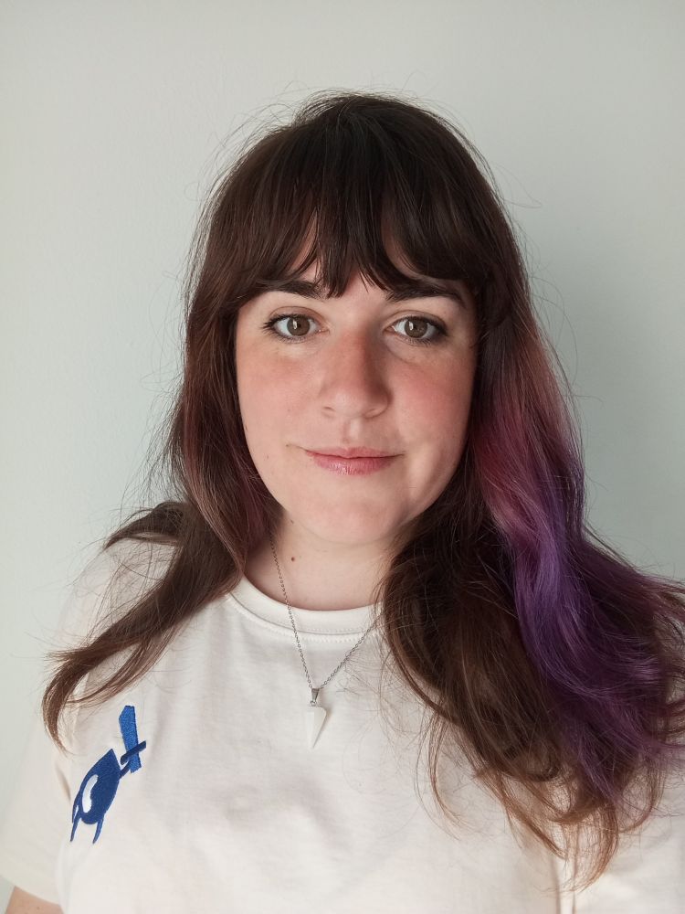 Yo intentando aparentar ser maja, llevando la camiseta de guadalindie (el mejor evento de videojuegos indies jamás hecho en el mundo).