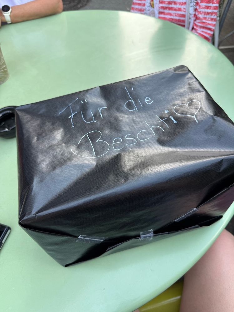 Überraschungsgeschenk von meinem BFF zur bestandenen Masterarbeit… 🥹🥰