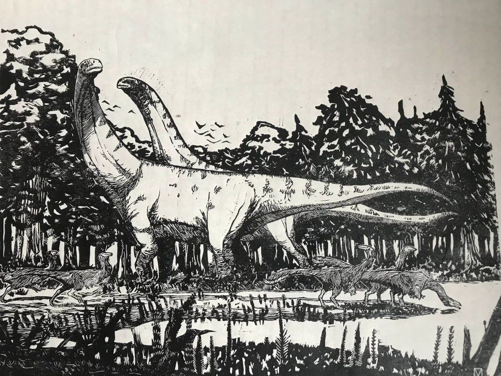 Estampe à l'encre noire sur papier de riz représentant deux grands et massifs dinosaures herbivores avec de longs cou et queue en train de marcher au bord d'un marais. Un groupe de dinosaures ressemblant à des autruches, plus petits, viennent s'abreuver.
En avant-plan, une végétation faites de prêles, de fougères et de branches décomposées ; en arrière-plan, essentiellement des conifères au-dessus desquels s'envole un groupe d'animaux volants.