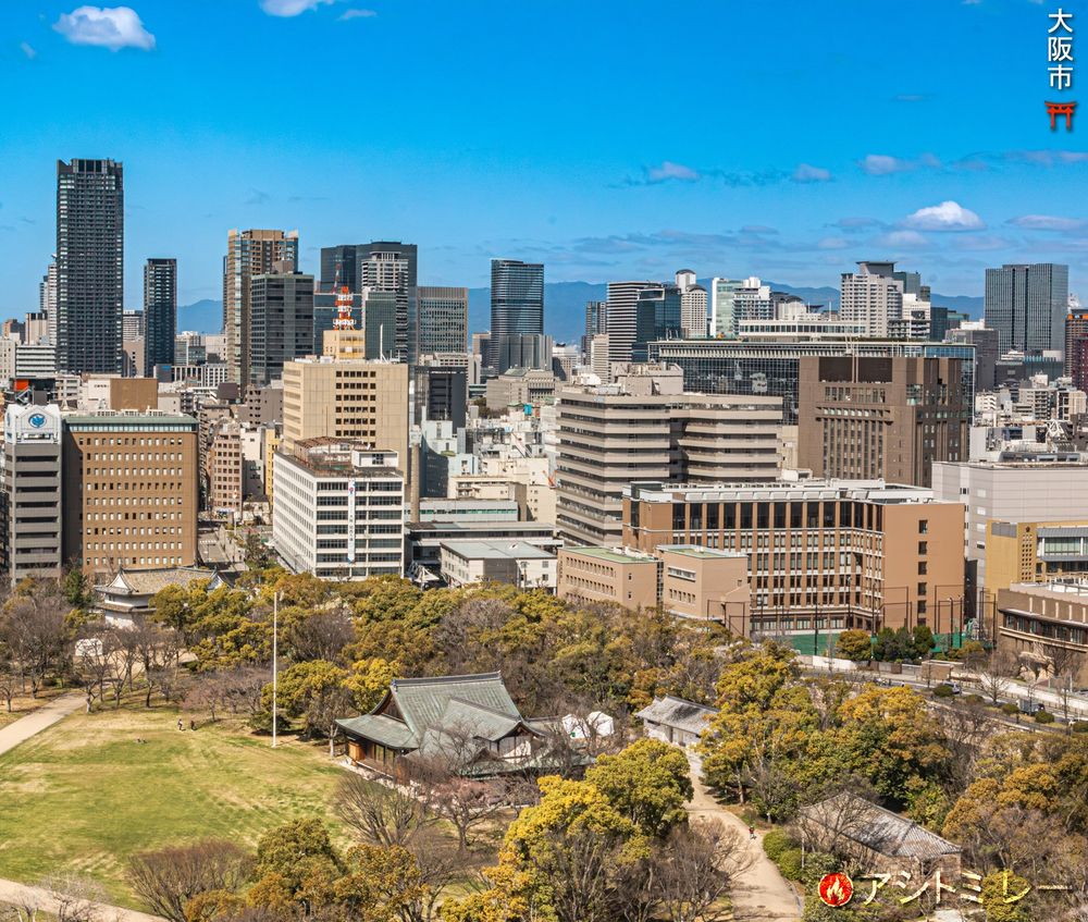 Views across the expansive grounds of Osaka Castle: from moss-covered stone walls and ancient turrets to garden paths and historic outbuildings set among green trees. | 大阪城の広大な敷地。苔むした石垣や古い櫓、緑の木々に囲まれた庭園の小路、歴史ある付属建物が点在する様子。