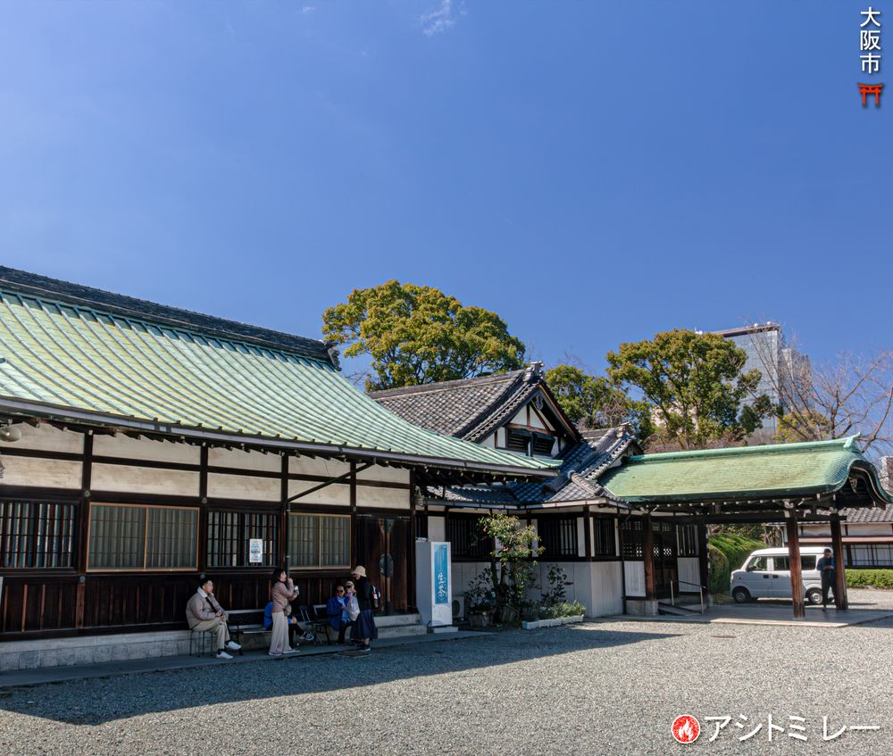 Views across the expansive grounds of Osaka Castle: from moss-covered stone walls and ancient turrets to garden paths and historic outbuildings set among green trees. | 大阪城の広大な敷地。苔むした石垣や古い櫓、緑の木々に囲まれた庭園の小路、歴史ある付属建物が点在する様子。