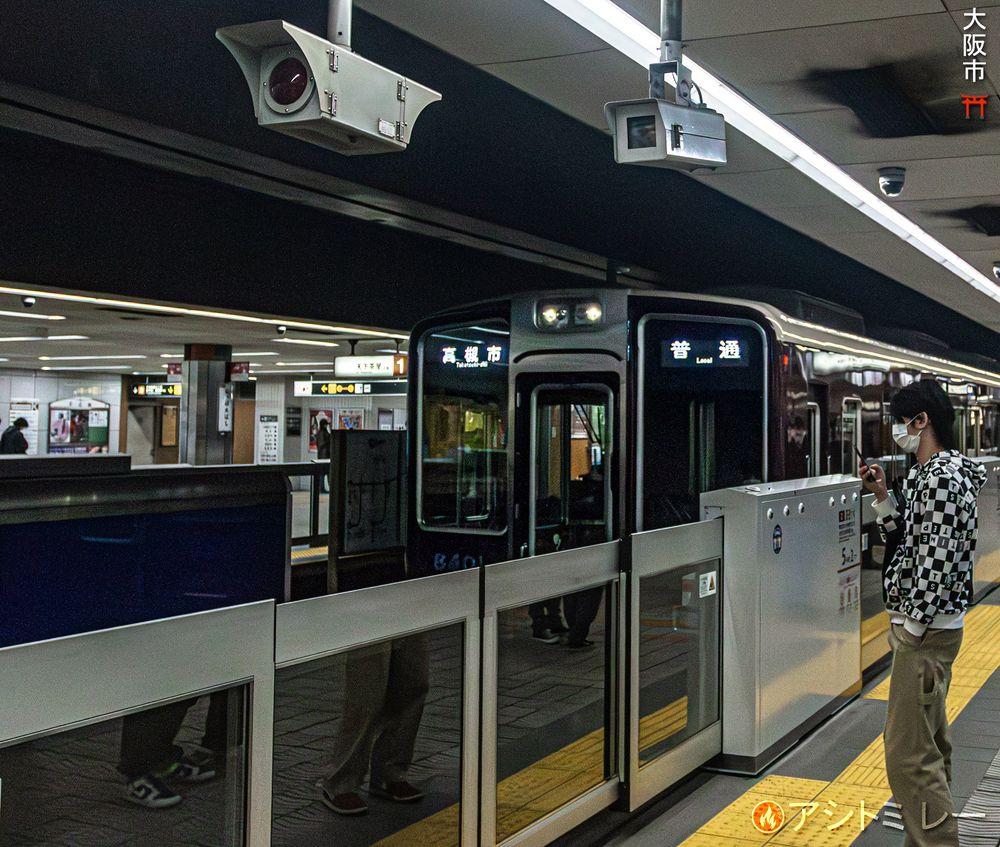 Subway train arriving in Osaka! | 大阪の駅に地下鉄が到着！