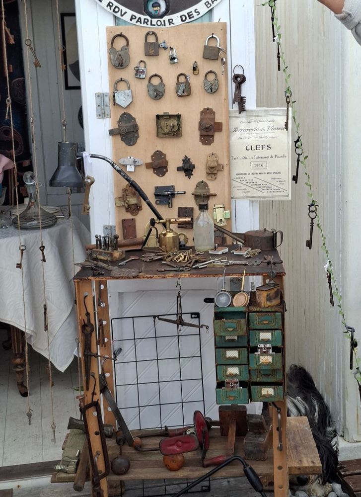 Cabine de plage décorée avec des outils de serrurerie 1900, fête à cayeux-sur-mer 
