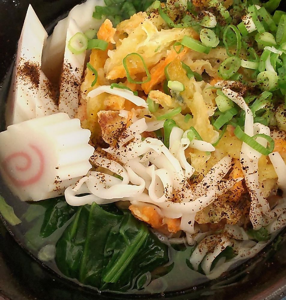定番の七味たっぷりかき揚げうどん（野菜かき揚げ、ナルト、ホウレン草、刻み葱）。 こんにゃく麵使用（20キロカロリー）。