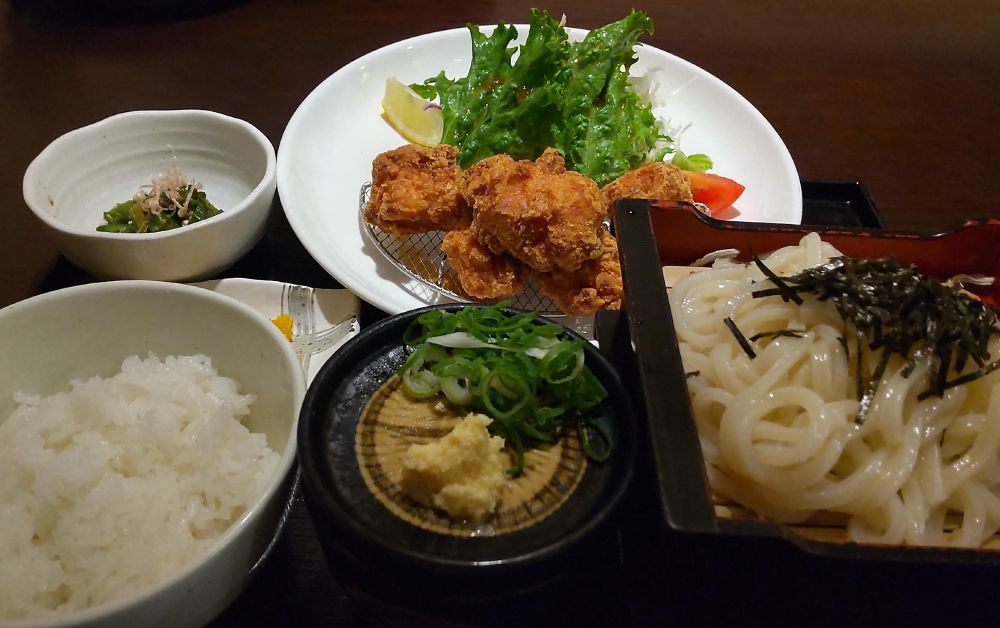 トリ唐揚げセット（ザルうどん、ご飯、小鉢付き）。