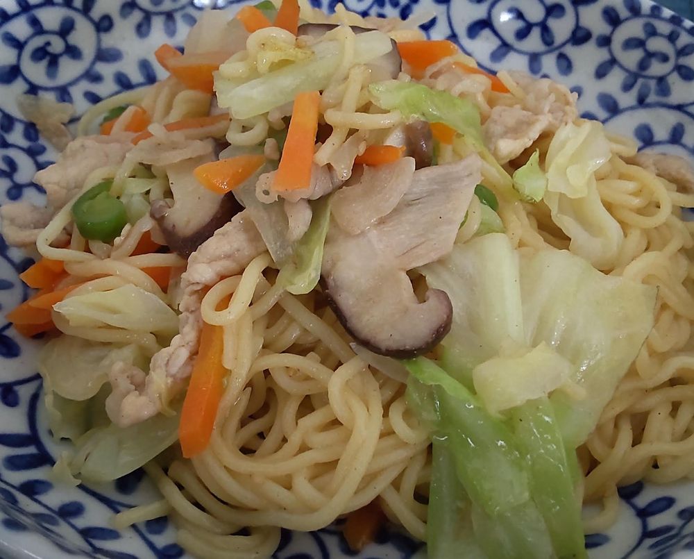 定番の塩焼きそば（豚肉、シイタケ、キャベツ、ニンジン、ピーマン、タマネギ）。具材を除き271キロカロリー。