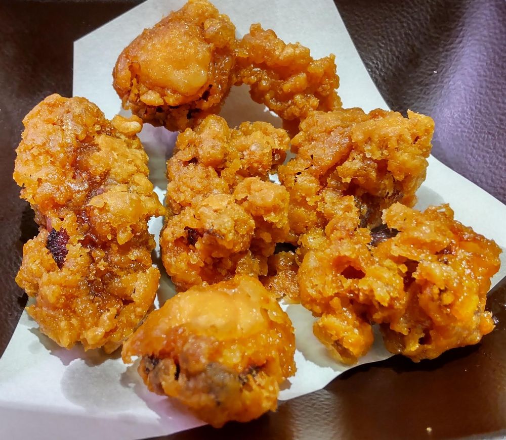 通いの回転すし店にて、好物の赤いかのから揚げ。いつも食べます。