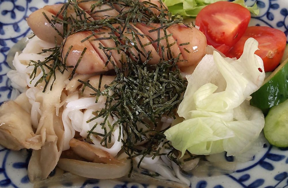 定番のキノコ・野沢菜パスタ（ソーセージ、マイタケ、トマト、レタス、キュウリ、タマネギ、刻み海苔）。こんにゃく麵使用（20キロカロリー）。