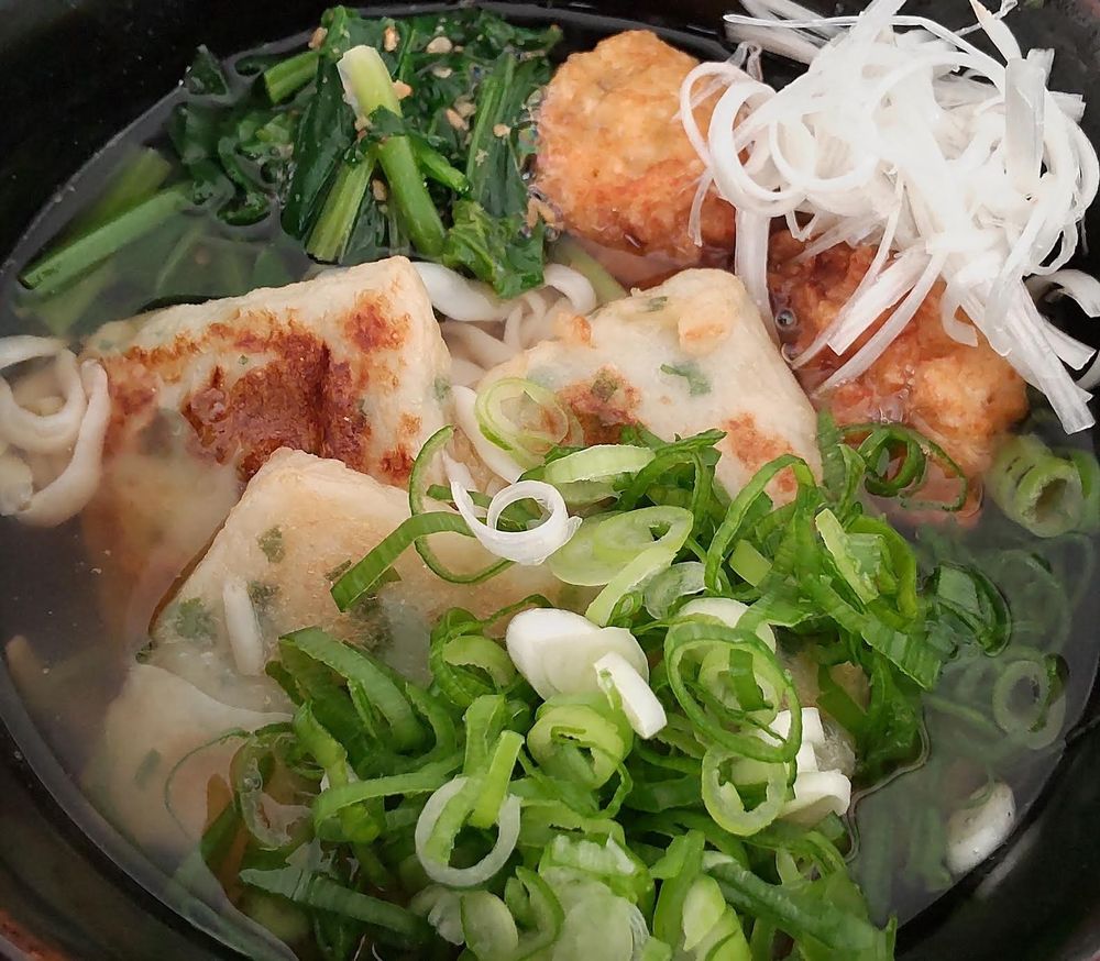 ネギ一杯具沢山うどん（トリ肉団子、ホウレン草、ネギ天、白髪ネギ、刻み葱ネギ）。 こんにゃく麵使用（20キロカロリー）。」