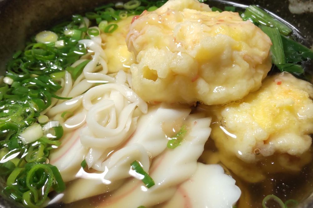 定番の具沢山うどん（カニと豆腐のふんわり天、ナルト、小松菜、刻み葱）。こんにゃく麵使用（20キロカロリー）。