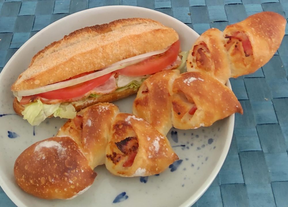 珍しくパンでランチ（１）。大変美味しいパン屋さんにて購入。