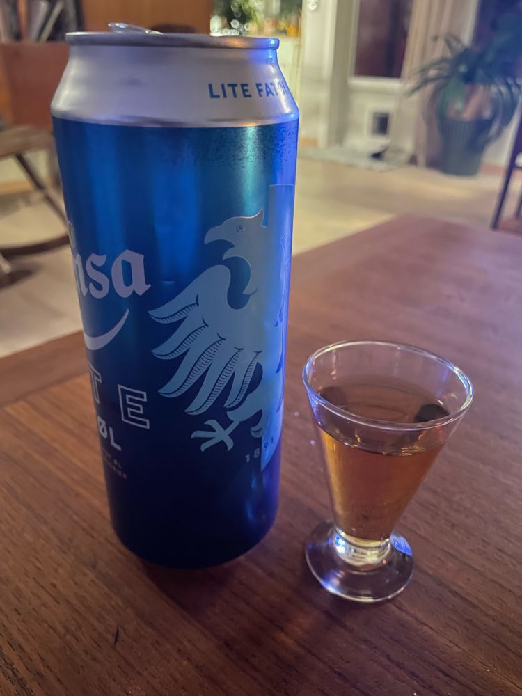 Boks med øl og glass med whiskey