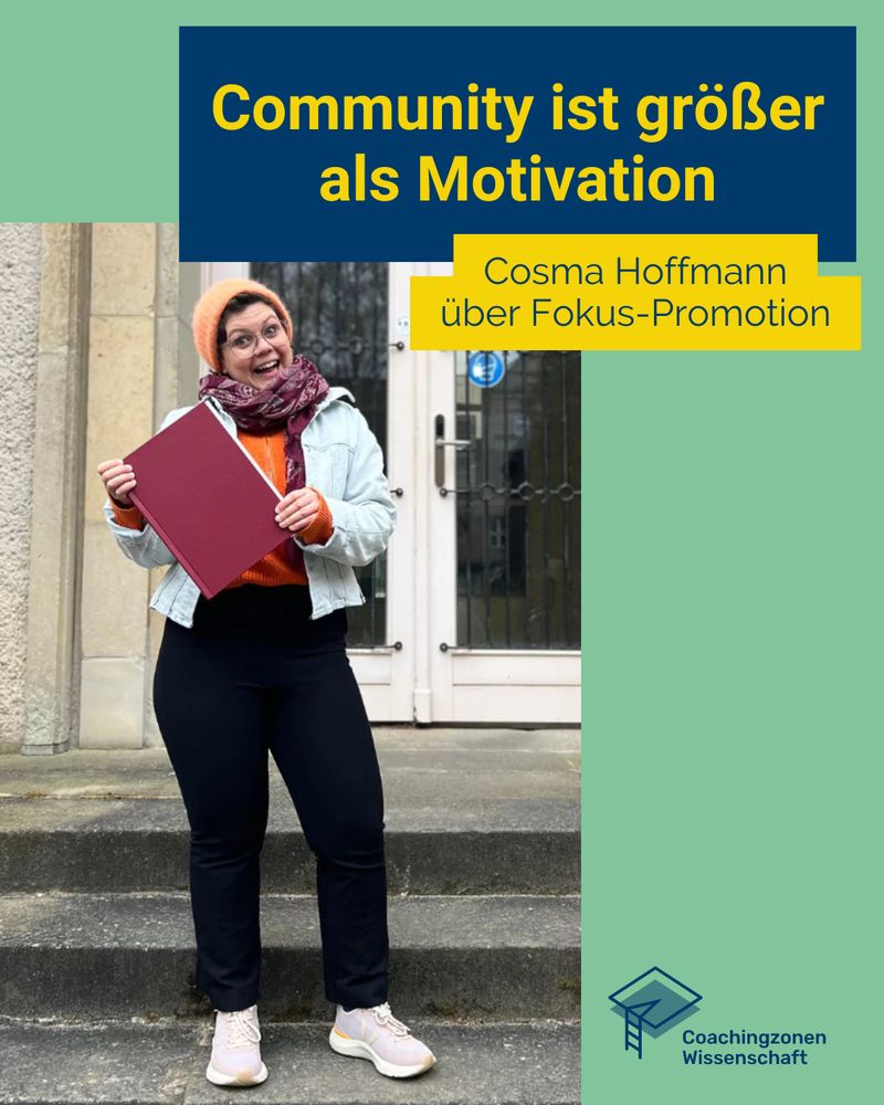 Im Mittelpunkt des Bildes steht eine fröhlich lachende Frau – Cosma Hoffmann – die auf den Stufen eines Gebäudes steht. Sie hält ihre Dissertation in der Hand. Ihr Gesichtsausdruck vermittelt Stolz, Erleichterung und Freude.