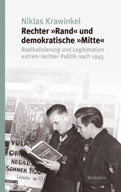 Buchcover von Niklas Krawinkel mit dem Titel: „Rechter ›Rand‹ und demokratische ›Mitte‹. Radikalisierung und Legitimation extrem rechter Politik nach 1945“.
Im unteren Teil ein historisches schwarz-weiß Foto: Zwei junge Männer in Uniformjacken stehen vor einem Büchertisch und betrachten ein Buch, im Hintergrund weitere Bücher und Plakate, darunter ein großes Plakat des Autors Hans Grimm. Rechts unten steht der Verlag: Wallstein.