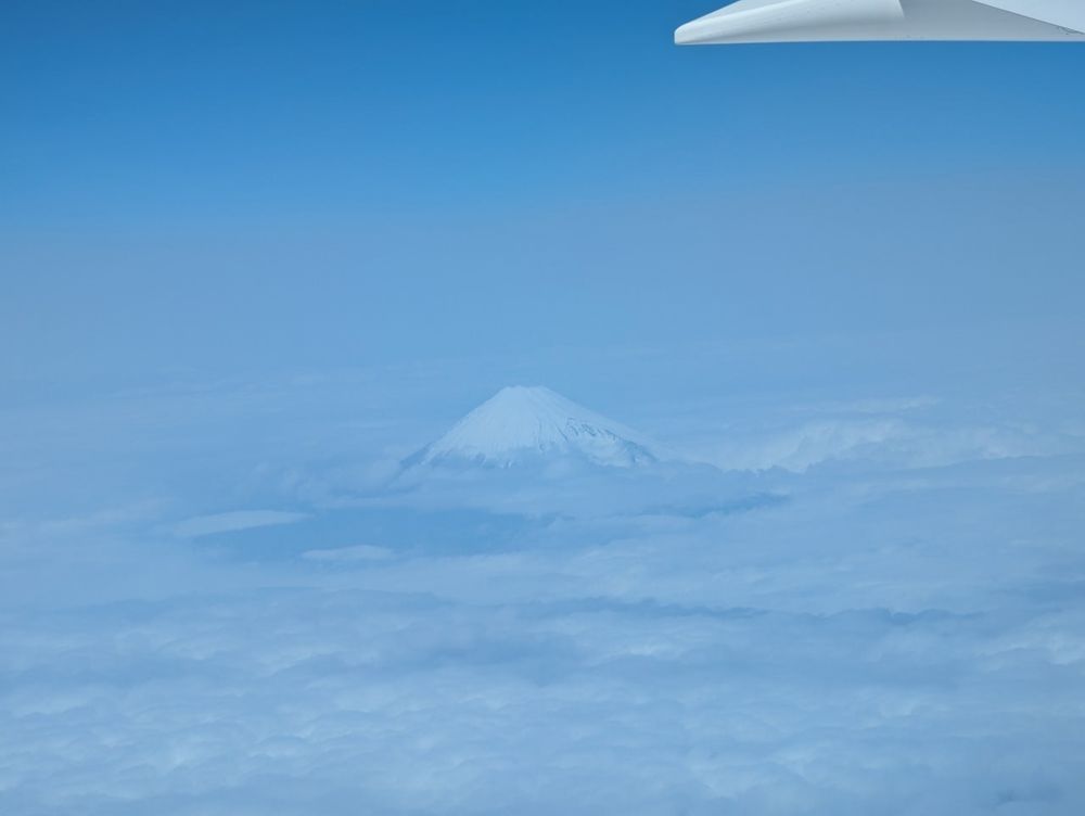 飛行機から見た富士山の写真